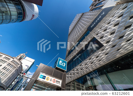 東京都市風景在日本銀座，東京（東日本大地震的第9年，新的光環）藍天。 63212601