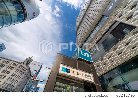 日本的東京城市景觀：銀座（東日本大地震發生9年後，出現了新的日冕）突然間11日烏雲籠罩 63212780