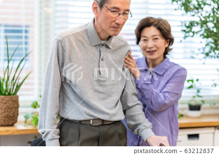Senior couple's meal scene 63212837