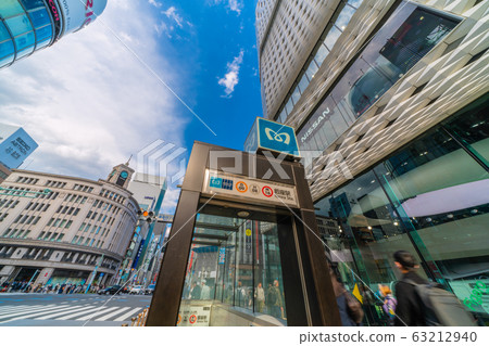 日本東京的城市景觀-銀座東京擁擠（東日本大地震9年，新的日冕）突然烏雲逼近= 11 63212940