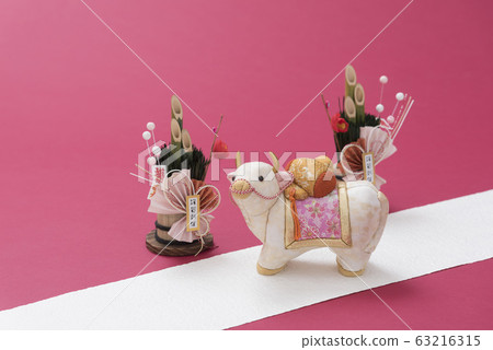牛娃娃和迷你kadomatsu 牛娃娃和迷你kadomatsu 63216315