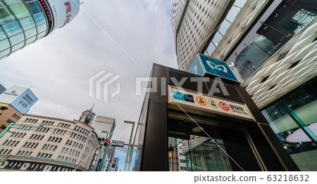 日本的東京城市景觀：銀座（東日本大地震發生9年後，出現了新的日冕）突然間11日烏雲籠罩 63218632