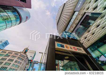 日本的東京城市景觀：銀座（東日本大地震發生9年後，出現了新的日冕）突然間11日烏雲籠罩 63218633