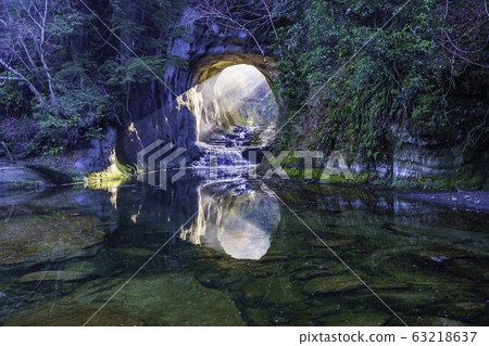 (Chiba Prefecture) Kameiwa Cave / Deep Groove Waterfall Heart-shaped glow 63218637