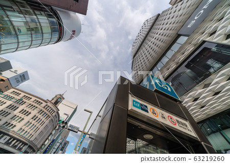 日本的東京城市景觀東京/銀座上的突然雲（東日本大地震9年，新的日冕）= 11日14:46 63219260