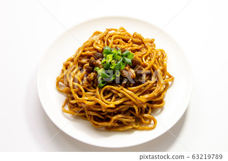 顏射炒麵。 (白板,白色背景) 顏射炒麵。 (白板,白色背景) 63219789