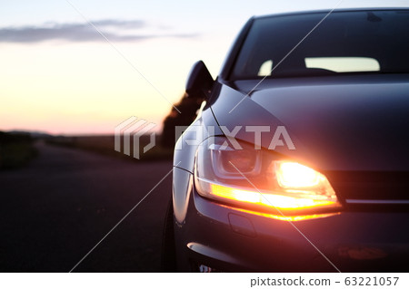 日落和一輛打開方向燈的進口車 日落和一輛打開方向燈的進口車 63221057