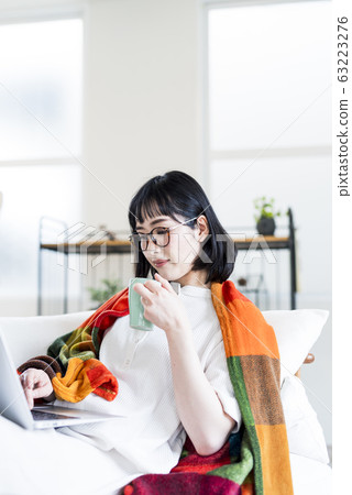 在家工作的女人 63223276