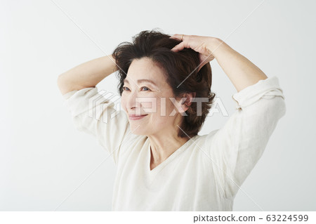 Senior beauty @ head massage 63224599