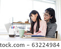 在遠程辦公中看著孩子的女人 63224984