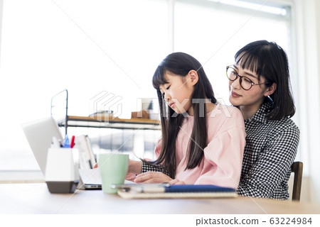 在遠程辦公中看著孩子的女人 63224984
