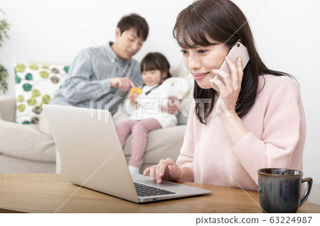 在家工作的婦女(家庭/父母年輕父母和子女的生活方式形象) 在家工作的婦女(家庭/父母年輕父母和子女的生活方式形象) 63224987