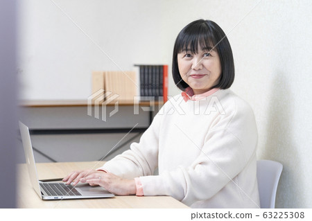 Women in their 50s smile Women in their 50s smile 63225308