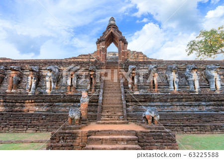 Ancient gate at Wat Chang Rob temple in Kamphaeng Ancient gate at Wat Chang Rob temple in Kamphaeng 63225588