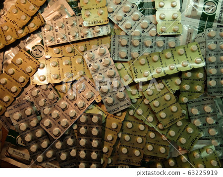 Large amounts of drugs (anti-depressants, sleeping pills, anxiolytics) 63225919