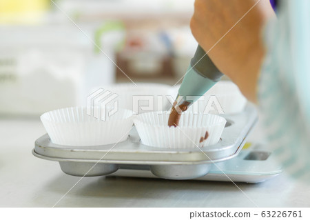 Woman professional pastry chef spreads chocolate 63226761