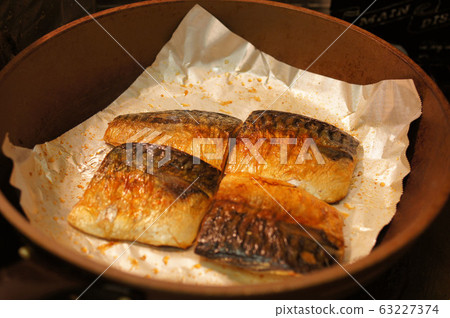 Bake mackerel with non-stick aluminum foil 63227374