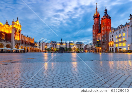 Krakow. St. Mary's Church and market square at dawn. 63229050