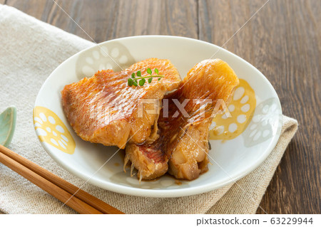 煮紅色的魚 63229944