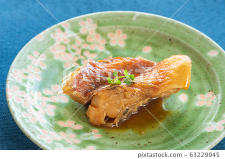 煮紅色的魚 63229945