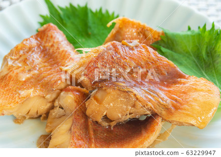 煮紅色的魚 63229947