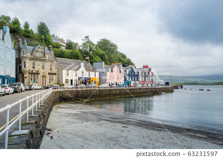 Tobermory embankment at low tide 63231597