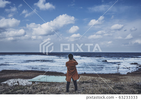 看著大海的男人的背影 看著大海的男人的背影 63233333