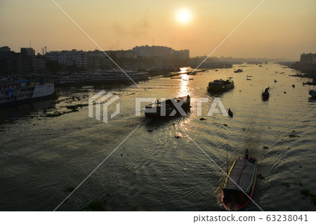 孟加拉國的達卡美麗的日出和古老的城市景觀沿著Brigonga河停靠的客船大大小小的小船越過河 63238041