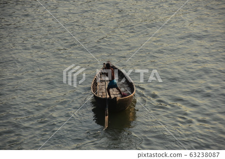 孟加拉國男子在孟加拉國達卡的Brigonga河上劃著小船 63238087