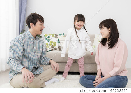 父母和孩子在客廳玩耍家庭形象年輕夫婦和5歲的女孩 父母和孩子在客廳玩耍家庭形象年輕夫婦和5歲的女孩 63238361