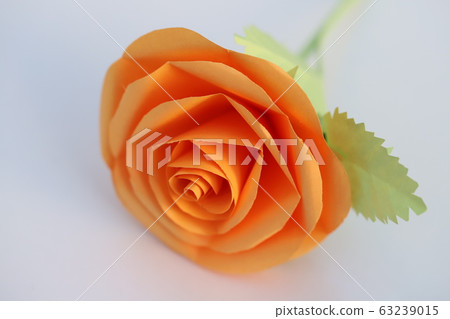 摺紙製成的橙色玫瑰花朵 63239015