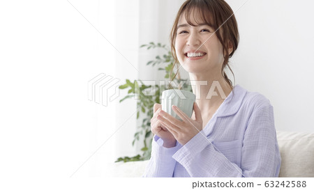 Woman getting up 63242588