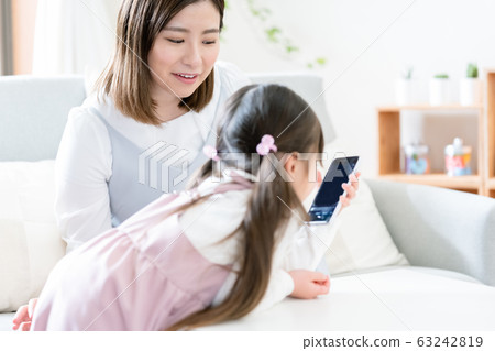智能手機的女孩媽媽 63242819