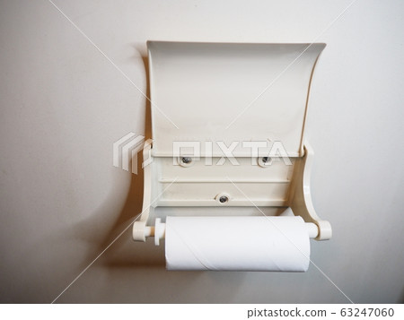 由於廁紙稀缺而無法補充的廁紙架 63247060