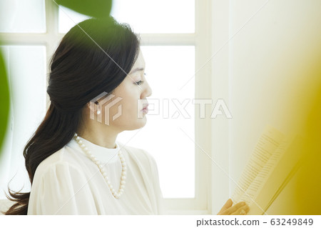 Reading, reading a book, business woman, business, CEO, chairman, representative, office, office, office, company, cafe, home Reading, reading a book, business woman, business, CEO, chairman, representative, office, office, office, company, cafe, home 63249849