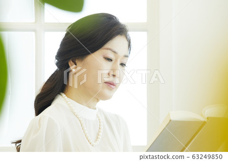 Reading, reading a book, business woman, business, CEO, chairman, representative, office, office, office, company, cafe, home Reading, reading a book, business woman, business, CEO, chairman, representative, office, office, office, company, cafe, home 63249850