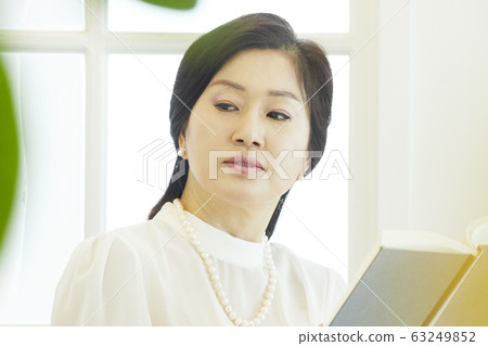讀書，讀書，女商人，商業，首席執行官，董事長，代表，辦公室，辦公室，辦公室，公司，咖啡館，家庭 63249852