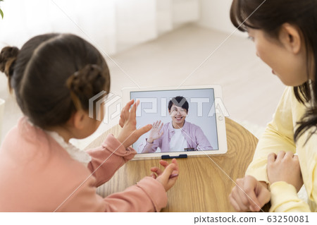 與父母和孩子的圖像進行視頻聊天 63250081