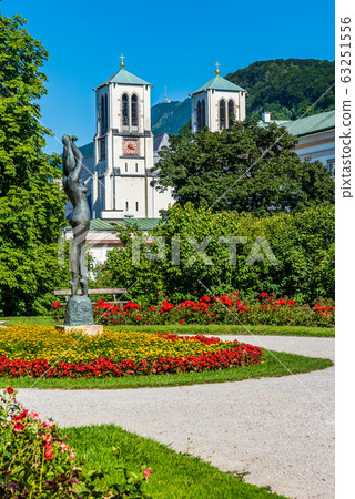 Statue and church in Salzburg 63251556