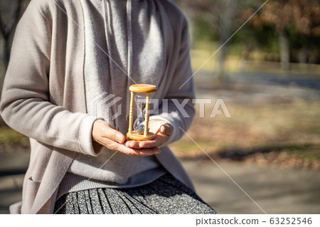 中年婦女舉行的沙漏 中年婦女舉行的沙漏 63252546