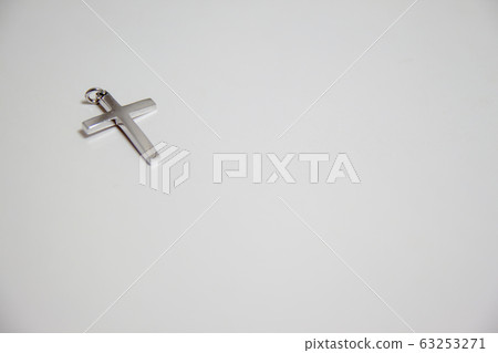 十字架放在白色的桌子上 照片素材 圖片 圖庫