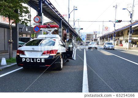 一輛巡邏車在漫射警告燈升起的情況下停下來 一輛巡邏車在漫射警告燈升起的情況下停下來 63254166