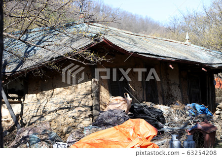 Rural old abandoned house 63254208
