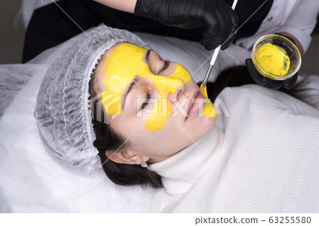 Facial retinol peeling 63255580