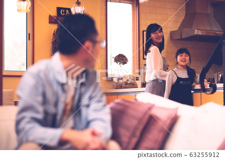 父親和女兒在客廳聊天,母親在飯廳聊天的圖像(電影風格) 父親和女兒在客廳聊天,母親在飯廳聊天的圖像(電影風格) 63255912