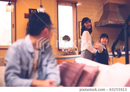 父親和女兒在客廳聊天,母親在飯廳聊天的圖像(電影風格) 父親和女兒在客廳聊天,母親在飯廳聊天的圖像(電影風格) 63255913
