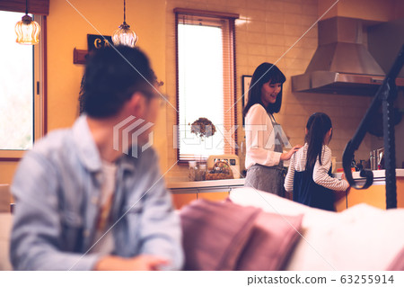 父親和女兒在客廳聊天,母親在飯廳聊天的圖像(電影風格) 父親和女兒在客廳聊天,母親在飯廳聊天的圖像(電影風格) 63255914