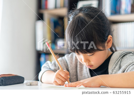 在家學習的女孩 在家學習的女孩 63255915