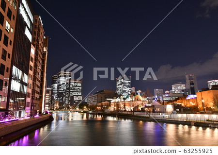 從難波橋看大阪和中之島的夜景 從難波橋看大阪和中之島的夜景 63255925
