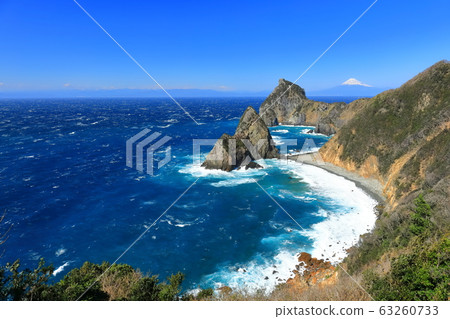 [Shizuoka Prefecture] Mt. Fuji and Senukimon in fine weather 63260733